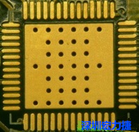 這是最不好的通孔設(shè)計，貫穿通孔直接擺放于QFN的接地散熱墊上，制造上無法確保其錫量，也就無法確保焊接良好。