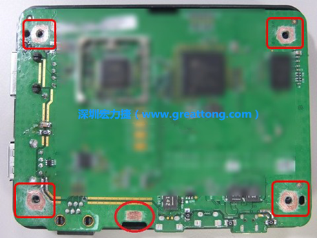 手動(dòng)去綠漆。使用傳統(tǒng)的刀片去除綠漆后的效果。