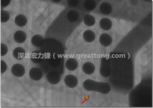 BGA因?yàn)楹笁|變小，造成錫膏過(guò)多而最終形成焊接短路的結(jié)果。