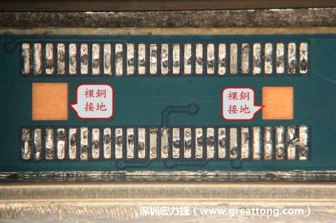 把板對(duì)板連接器全部移除，發(fā)現(xiàn)其下方板子共有兩個(gè)裸銅的方形設(shè)計(jì)。