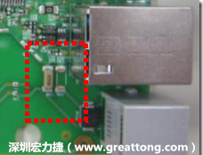 有人認為電容旁邊已經(jīng)有螺絲將電路板固定于機殼上了，不應該發(fā)生電路板彎曲的現(xiàn)象才對。