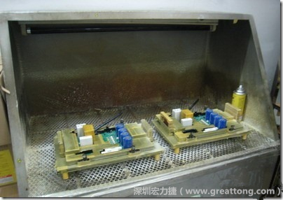 使用噴涂(Spraying)方式作業(yè)conformal coating時，需設(shè)備抽真空的設(shè)備，否則噴涂的物質(zhì)會飄散到空氣當(dāng)中，影響人體的健康。
