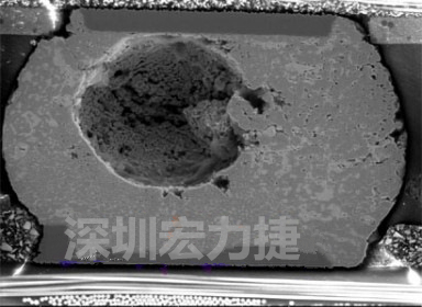 錫球氣泡大到足以影響到焊接的品質(zhì)，下圖是錫球切片后的剖面，可以很明顯看到氣泡已經(jīng)有錫球的 1/3 大了