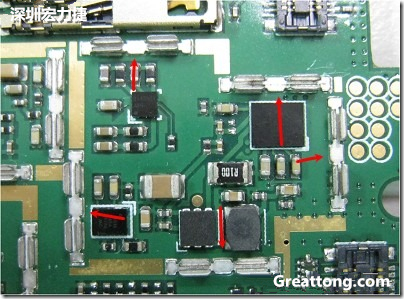 圖中顯示一塊電路板使用這種屏蔽夾(shielding clip)的實(shí)例?；旧衔覀?cè)趶澖堑牡胤蕉荚O(shè)計(jì)擺放了一個(gè)屏蔽夾，這樣可以讓作業(yè)員比較方便安裝屏蔽罩(shielding can)時(shí)的對(duì)位準(zhǔn)確。然后在其他沒(méi)有屏蔽夾的地方也設(shè)計(jì)了一些接地的布線，一來(lái)可以稍微提升屏蔽罩的電磁隔絕能力，另一方面也可以為屏蔽夾無(wú)效時(shí)，馬上可以更改為屏蔽框，而無(wú)需要重新設(shè)計(jì)電路板。