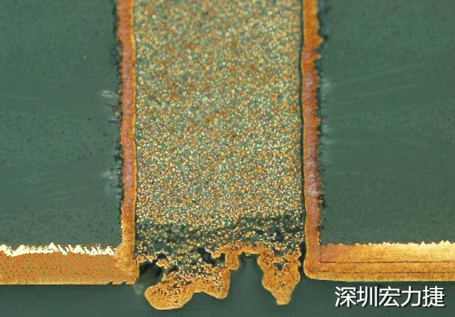 PCB設(shè)計(jì)之導(dǎo)電孔塞孔工藝 導(dǎo)電孔Via hole又名導(dǎo)通孔，為了達(dá)到客戶要求，導(dǎo)通孔必須塞孔，經(jīng)過大量的實(shí)踐，改變傳統(tǒng)的鋁片塞孔工藝，用白網(wǎng)完成板面阻焊與塞孔。生產(chǎn)穩(wěn)定，質(zhì)量可靠。