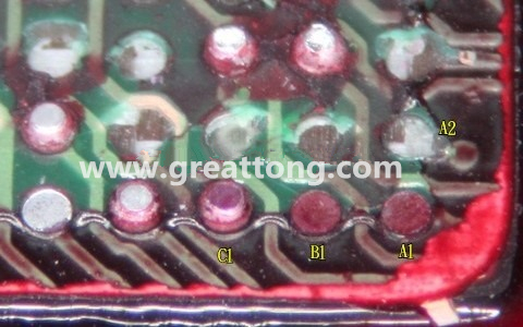 下圖是紅墨水測試后將PCB板子拿回來側(cè)一個角度拍攝的照片，就可以很清楚的看到錫球黏在PCB端，或不在PCB端。