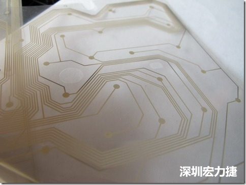 下面第二個(gè)圖則是另一片也有著按鍵線路的PTF，當(dāng)上、下兩面PTF的按鍵結(jié)點(diǎn)互相接觸后就可以計(jì)算出是哪個(gè)按鍵被按下了。可是當(dāng)按鍵沒有按下時(shí)，上下兩片PTF的線路則是分開的，所以上圖那片PTF的線路上面其實(shí)還另外覆蓋了另一層透明的PET作為絕緣層，只露出了需要在鍵盤按下時(shí)才會(huì)碰觸的接觸點(diǎn)，因?yàn)檫@些材質(zhì)使用的都是Polymer，所以才撐這樣的技術(shù)為Polydome(聚合簧片)。
