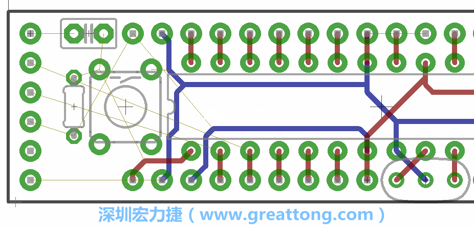 到目前為止，你應(yīng)該只剩下四個部分還未進(jìn)行布線，10K重置上拉電阻器、重置電容和1×6的序列排針。