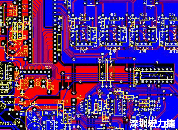 一般產(chǎn)品的PCB設(shè)計(jì)，多數(shù)先決定元件布局，再進(jìn)行線路連接，于元件位置就先改善干擾問(wèn)題，再?gòu)木€路細(xì)節(jié)著手改善產(chǎn)品。