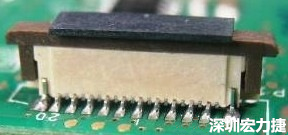 一開始的 connector 把 塑膠蓋子(cap) 塞到了 connector 的接觸彈片內(nèi)側(cè)。