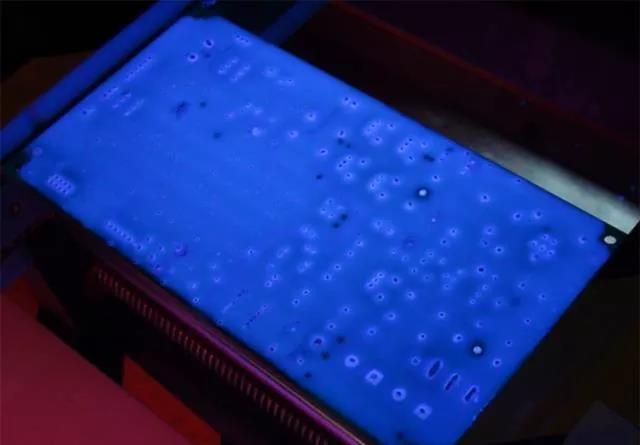 經(jīng)過涂覆工藝后的PCB，在紫光燈下的拍攝效果，原來coating也可以這么美！