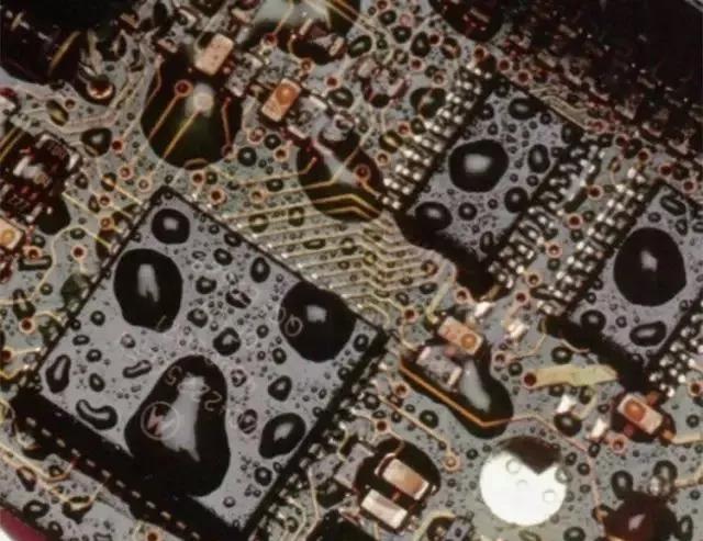 經(jīng)過涂覆工藝后的PCB，在表面形成透明的保護膜，能有效防止水珠和潮氣侵入，避免漏電和短路。