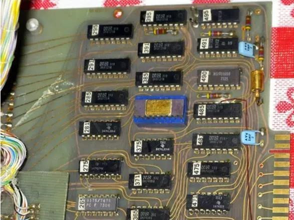 1972年開(kāi)發(fā)的一塊基于Intel 8008的計(jì)算機(jī)中的印刷電路板。(資源來(lái)源：DigiBarn計(jì)算機(jī)博物館)